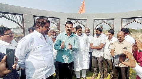 चौकातील स्मरणशिल्प काढण्यास विरोध; आजी माजी आमदारांकडून मनाई