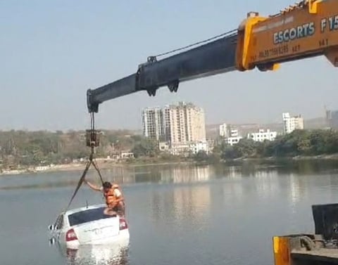 तलावात सापडलेल्या कारमध्ये आढळला मृतदेह