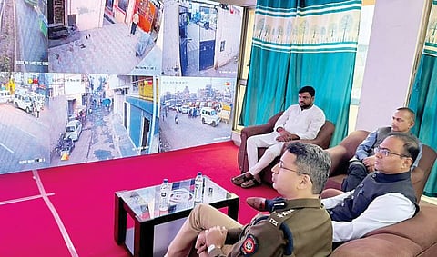 Pune : जिल्हाधिकारी, पोलिस अधीक्षकांनी केला बसने प्रवास