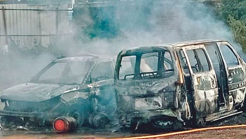 सातार्‍याजवळ दोन कार जळून खाक