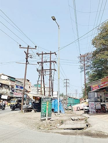 विजेच्या खांबामुळे दुर्घटनांची टांगती तलवार : सिंहगड रस्त्यावरील समस्या