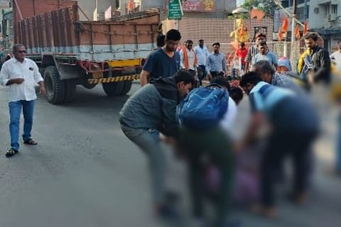 Accident : ट्रकखाली चिरडून मोपेड स्वार महिलेचा जागीच मृत्यू