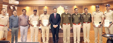 कौतुकाची थाप ! पुणे पोलिसांना दहा लाखांचे बक्षीस प्रदान