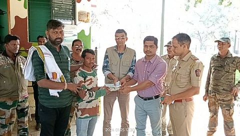 चंद्रपूर : वाघाच्या हल्ल्यात ठार झालेल्या कामगाराच्या कुटुंबाला २५ लाखाची मदत