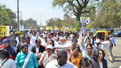 जिल्हाधिकारी कार्यालयावर काढण्यात आलेली प्रतीकात्मक तिरडी यात्रा. (छायाचित्र : हेमंत घोरपडे)