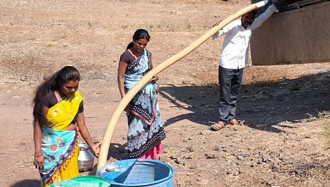 नांदगाव : तालुक्यातील सोयगाव येथे टँकरचे पाणी भरताना महिलावर्ग.