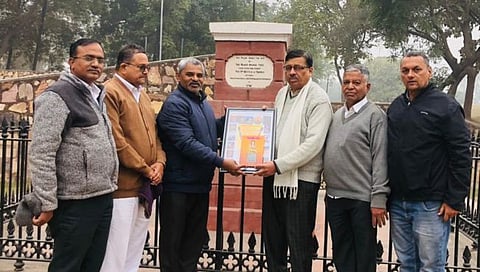 पिंपळनेर : पानिपत येथे प्रा.नरेंद्र तोरवणे यांचा सन्मान करतांना मराठा समन्वय समितीचे राष्ट्रीय अध्यक्ष कमलेश पाटील सोबत मान्यवर.