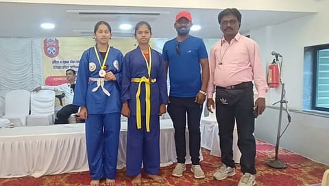पिंपळेनर : ब्रांझ पदक प्राप्त तनुष्का मराठे. समवेत क्रीडा शिक्षक अमोल अहिरे.