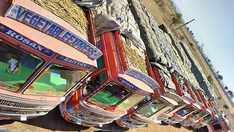 मालेगाव : भेसळयुक्त सुपारीचे जप्त करण्यात आलेले ट्रक.