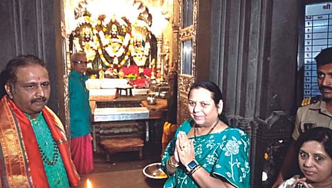 पंचवटी : श्री काळाराम मंदिर येथे आरती करताना विधान परिषदेच्या उपसभापती डॉ. नीलम गो-हे व मंदिरातील पुजारी. (छाया : गणेश बोडके)