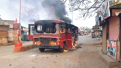 आंदोलनाला हिंसक वळण; जालन्याजवळ बस पेटविली