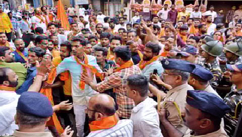 कोल्हापूर : दानवेंच्या भेटीवेळी क्षीरसागर यांच्या घराजवळ तणाव