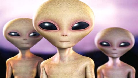 एलियन्सबरोबर तीन महिने राहिल्याचा दावा