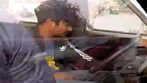 लॉक तोडून आत शिरला अन् गाडीतच झोपला!