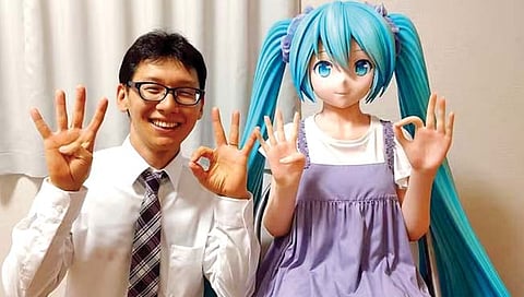 जपानी माणसाने कार्टूनशी केले लग्न!