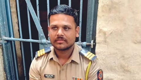 पोलिस बनून बहिणीला कॉपी पुरवायला आला अन् गजाआड झाला