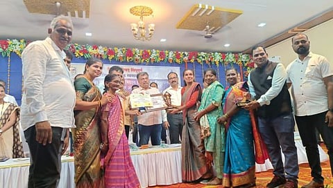 सिंधुदुर्ग: परुळेबाजार ग्रा.पं.चा पालकमंत्री रविंद्र चव्हाण यांच्या हस्ते सन्मान