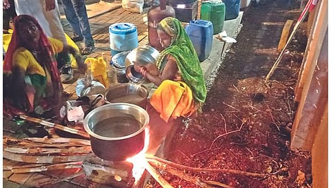 नाशिक : आंदोलकांनी जिल्हाधिकारी कार्यालयासमोरील रस्यावरच चूल मांडली. (छाया: हेमंत घोरपडे)