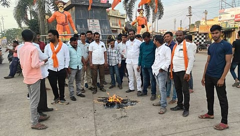 परभणी : नारायण राणे यांच्या वादग्रस्त वक्तव्याच्या निषेधार्थ प्रतिकात्मक पुतळ्याचे दहन