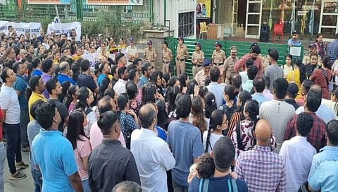 ठाणे : गोएंका शाळेतील विद्यार्थ्यांसोबत सहलीदरम्यान विनयभंग; पालकांचे शाळेसमोर आंदोलन, तीन शिक्षकांसह कर्मचारी निलंबित