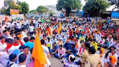 बीड: घाटसावळी येथे मराठा समाज भर उन्हात रस्त्यावर