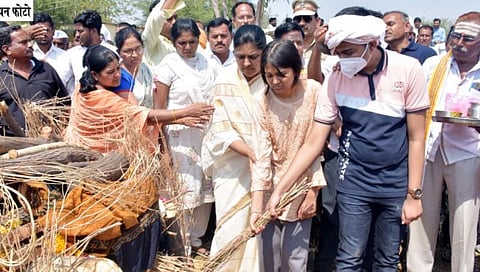 रजनीताई सातव यांच्या पार्थिवावर शासकीय इतमामात अंत्यसंस्कार  