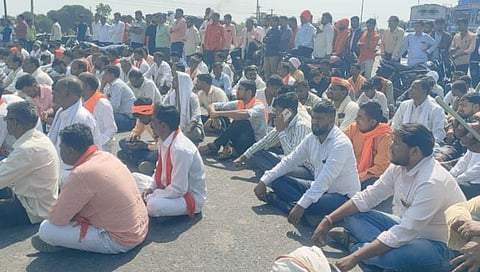 धुळे-सोलापूर महामार्ग रोखला