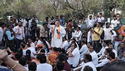 Nagpur BJP : सुनील केदार, कुणाल राऊतविरोधात भाजप आक्रमक; जि.प. समोर ठिय्या