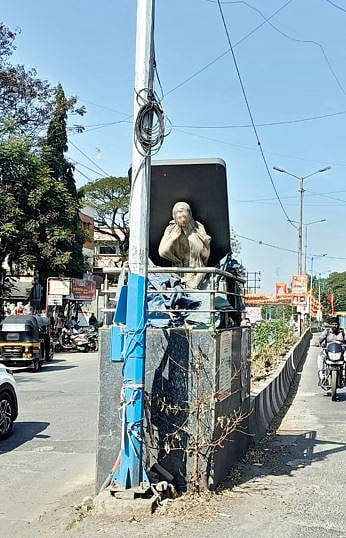 उद्घाटनाच्या प्रतीक्षेत शिल्प : महापालिका प्रशासनाचे दुर्लक्ष