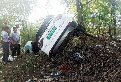 कवठे येमाई येथे कारचा अपघात ; सुदैवाने जीवितहानी टळली