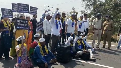 पुलाचे बांधकामाकरीता आम आदमी पार्टी तर्फे रास्तारोको; अर्धा तास राष्ट्रीय महामार्ग बंद