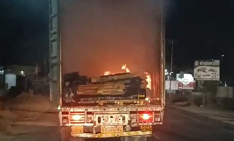 इलेक्ट्रिक बॅटरी घेऊन जाणाऱ्या कंटेनरला आग; लाखो रुपयांचे नुकसान