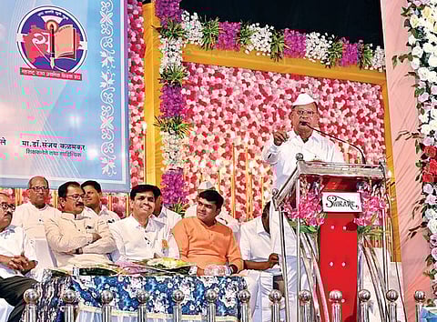 शिक्षकांना मुख्यालयी राहण्याची अट रद्द करणार : मंत्री दीपक केसरकर