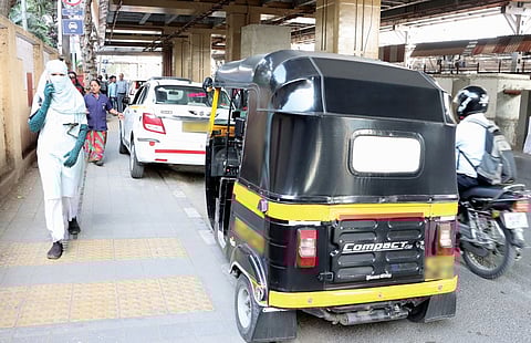 पादचारी मार्गावरच पार्किंग; रेल्वे मुख्यालयासमोरील प्रकार