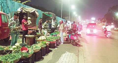 उड्डाणपुलाचे काम सुरू, तरीही अतिक्रमण हटेना : रस्त्यावरच थाटले व्यवसाय