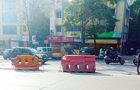 तुटलेल्या रेलिंगमुळे अपघाताचा धोका; महापालिका प्रशासनाचे समस्येकडे दुर्लक्ष