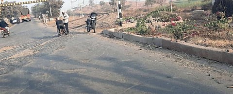 पिसुर्टी रेल्वे फाटक दुचाकीस्वारांसाठी धोकादायक