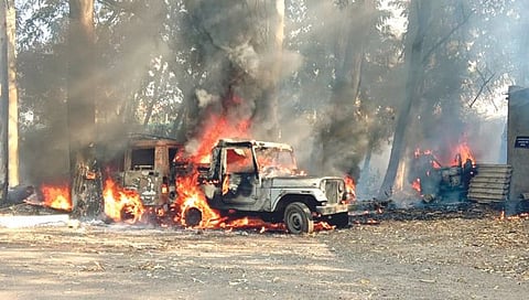 सातारा : सिंचन भवनच्या पार्किंगमधील चार वाहने पेटली; कारण अस्पष्ट