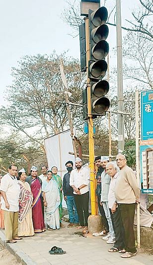 पुणेकरांचा असाही फंडा; सिग्नलची पूजा करून केला वाहतूक कोंडीचा निषेध