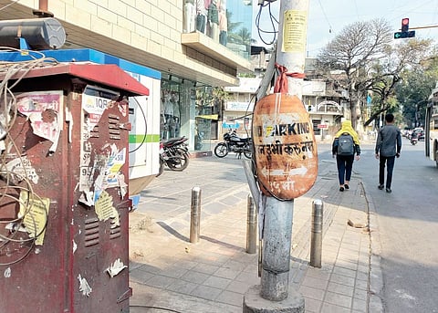 पादचारी मार्गाला अतिक्रमणे, अनधिकृत पार्किंगचे ग्रहण; टिळक रस्त्यावरील स्थिती