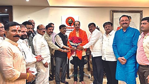 मुंबई : उद्धव ठाकरे यांची भेट घेतांना नवनियुक्त पदाधिकारी विजय करंजकर, सुधाकर बडगुजर, विलास शिंदे, समवेत खासदार संजय राऊत आदी.