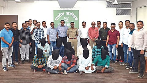 नाशिक : नाशिक ग्रामीण पोलीसांनी घरफोडीच्या गुन्ह्यांशी संबंधित जेरबंद केलेली आंतरराज्य टोळी. 