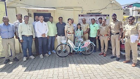 Humanity in khaki : सावित्रीच्या लेकीसाठी खाकीतील माणूसकी सरसावली