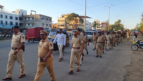 पंचवटी : परिसरात रूट मार्चप्रसंगी पोलिस ठाण्याचे निरीक्षक मधुकर कड व कर्मचारी. (छाया : गणेश बोडके)