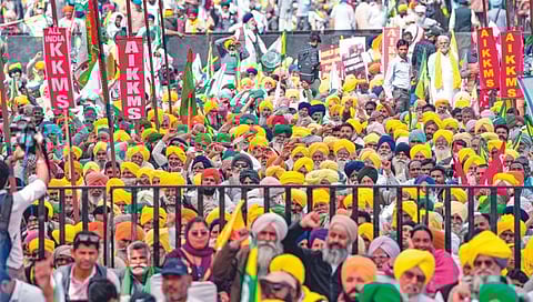 मागण्या मान्य होईपर्यंत आंदोलन; शेतकरी संघटनांचा रामलीला मैदानावरील महापंचायत मेळाव्यात निर्धार