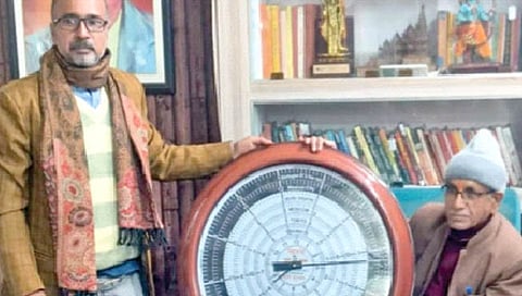 भाजीविक्रेत्याने बनवले आठ देशांची वेळ सांगणारे घड्याळ