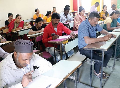 आजी-आजोबा, पालकही परीक्षेत मग्न; राज्यात 6 लाख असाक्षरांची परीक्षा