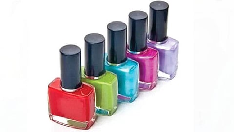 नेलपॉलिश काचेच्या बाटलीतच का ?
