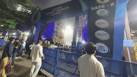 ठाणे : दादोजी कोंडदेव स्टेडियमबाहेर क्रिकेटप्रेमींचा गदारोळ; पोलिसांचा लाठीचार्ज