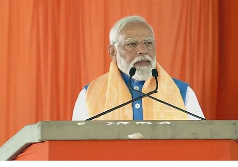 तेलंगणातील नगरकुर्नूल येथील जाहीर सभेत बाेलताना पंतप्रधान नरेंद्र माेदी. 
